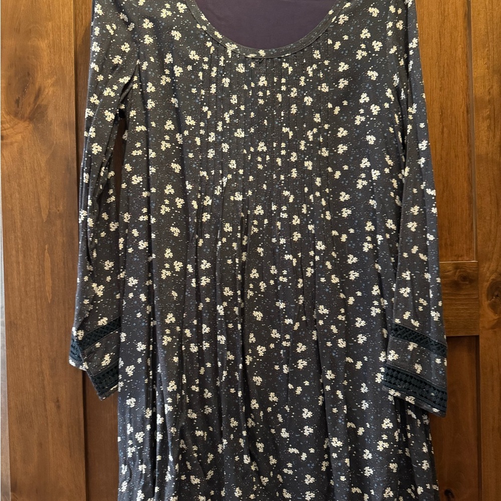 Fun mid thigh multi-colored long sleeve dress. Size S. Lined.